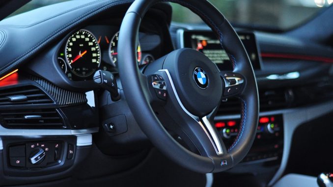 bmw-x6-nejcernejsi BMW X6 jako nejčernější auto světa. Jeho nátěr pohlcuje světlo