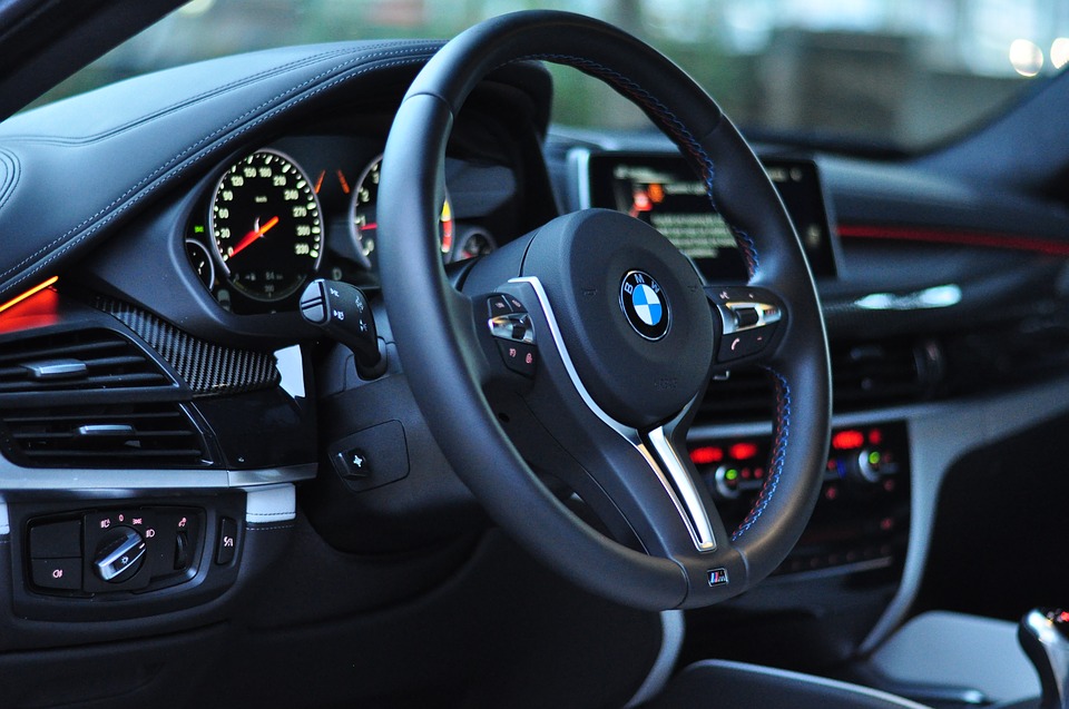 BMW X6 jako nejčernější auto světa. Jeho nátěr pohlcuje světlo