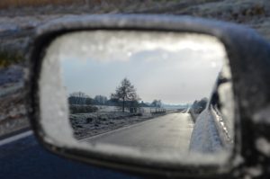 S prvními mrazíky přichází problémy se startováním aut. Co ráno raději nedělat?
