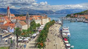 Chorvatsko plné lidí. Jezdí se vlakem i osobním vozidlem
