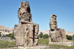Memnonovy kolosy: monumentální sochy starověkých Théb