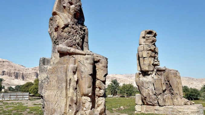 Memnonovy kolosy: monumentální sochy starověkých Théb